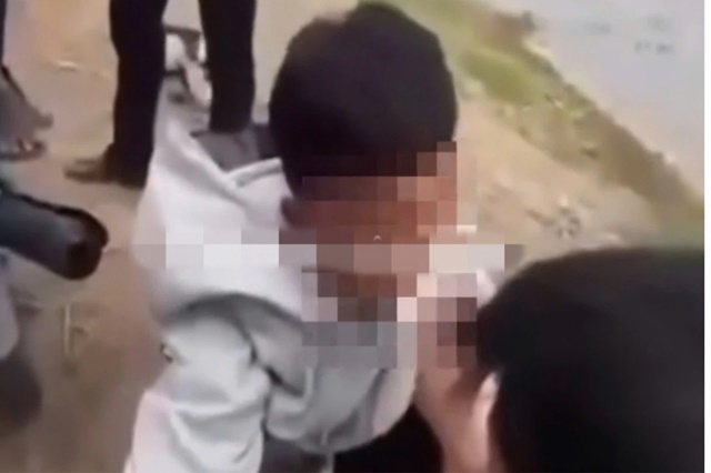 Rộ clip nam sinh lớp 10 bị bạn đánh đập, nhét băng vệ sinh vào miệng, công an vào cuộc