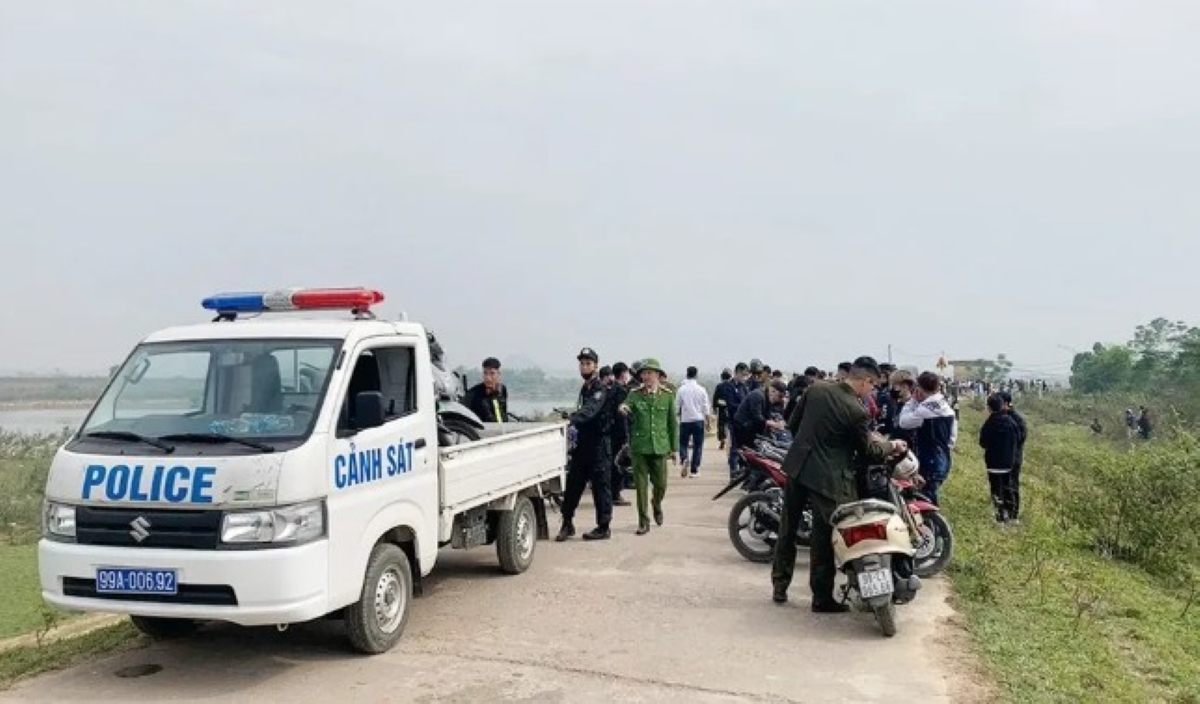 \'Tóm gọn\' 50 thanh niên tụ tập trước \'Cây Cô Đơn\' để đu trend: Công an phát hiện gì tại hiện trường?