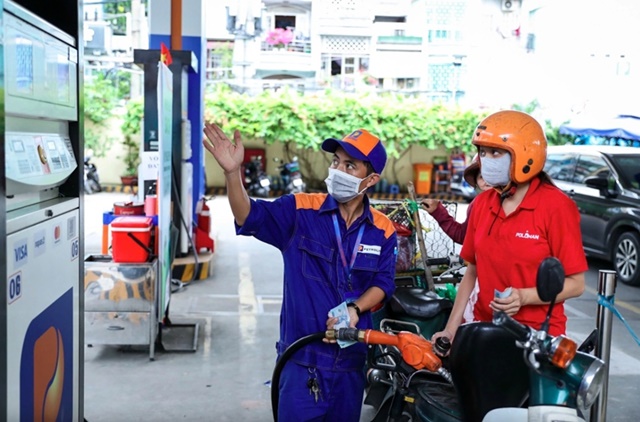 Từ 15 giờ chiều nay, giá xăng dầu tiếp tục được điều chỉnh: Giá xăng tăng, giá dầu giảm