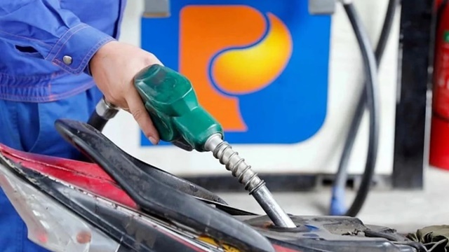 Giá xăng dầu hôm nay 5/12: Giá xăng tiếp tục leo thang trong khi giá dầu bất ngờ giảm