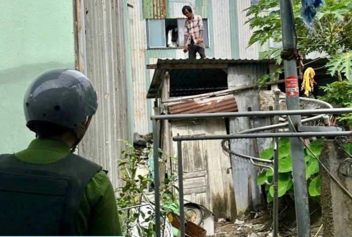 Khống chế người đàn ông cầm mảnh kính tự gây chảy máu gần ray tàu rồi leo lên mái nhà cố thủ