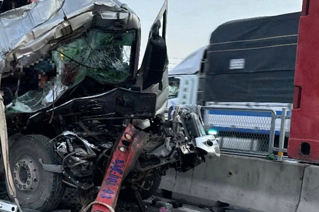 Hiện trường kinh hoàng xe ô tô tải tông vào xe đầu kéo đang gặp sự cố khiến 5 người thương vong