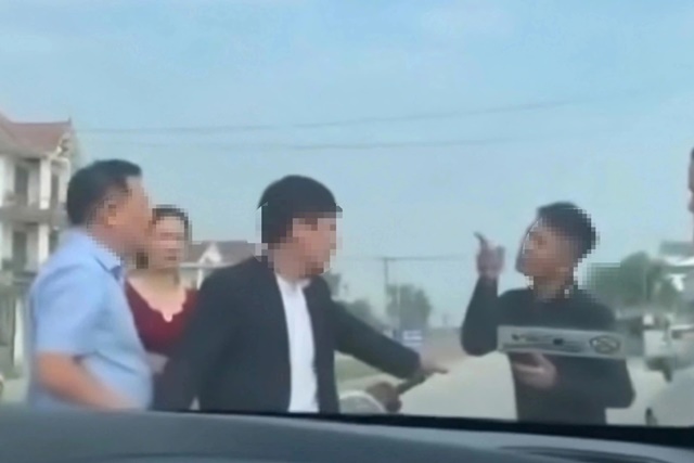 Công an thông tin nóng về clip \'nam thanh niên chặn đầu, đập phá xe ô tô\' trên quốc lộ 7A để đòi tiền