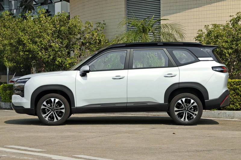 3suv-7-cho-gia-chi-238-trieu-dong-3-tuy-chon-dong-co-rong-rai-dung-chuan-xe-gia-dinh-1765441025.jpg