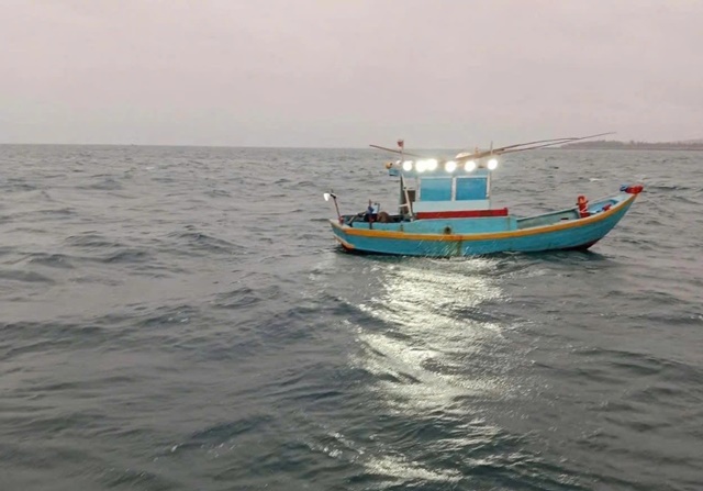 Xôn xao vụ người đàn ông chết trên thuyền trôi tự do ở biển Phú Qúy