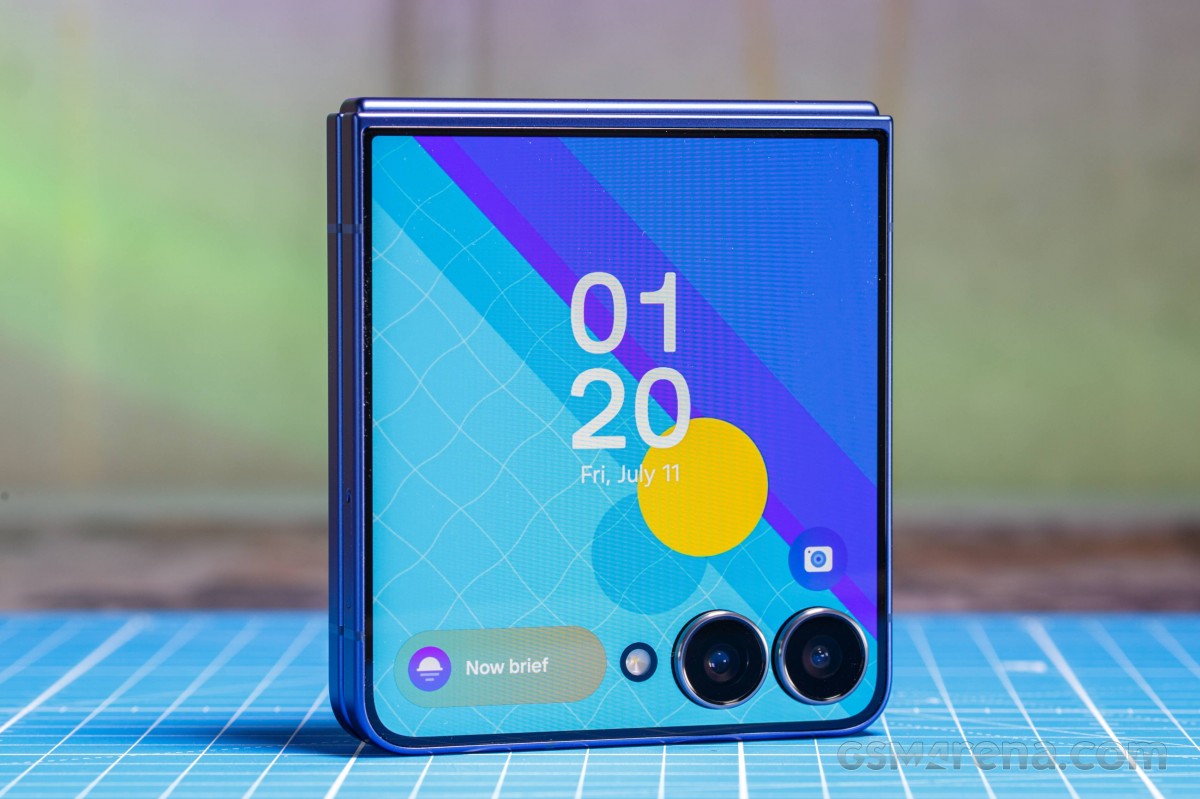 Đây là chiếc điện thoại màn gập vỏ sò nhỏ gọn đáng mua nhất hiện nay, giảm tới 7 triệu hot hơn iPhone 17