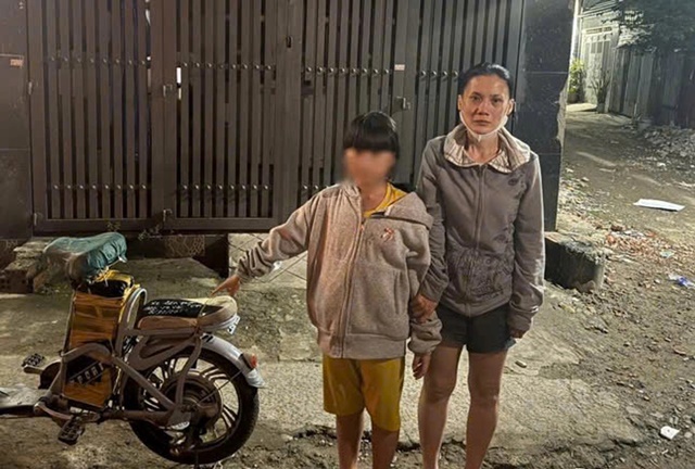 Chân dung người phụ nữ cướp đôi bông tai vàng của bé gái khi đang chơi trong hẻm ở TP.HCM