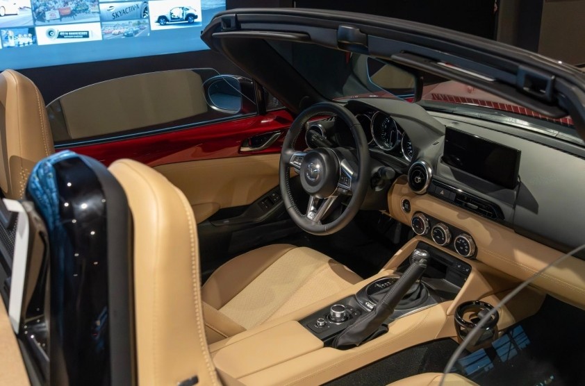 3mazda-mx-5-miata-bat-ngo-xuat-hien-tai-viet-nam-1765612669.jpg