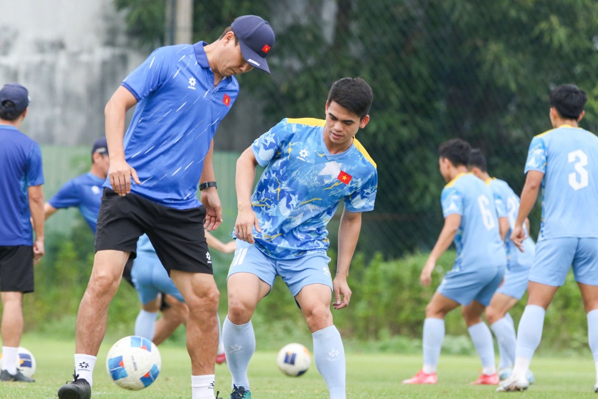 HLV Kim Sang-sik tr&aacute;nh vết xe đổ, U22 Việt Nam chuẩn bị cho kịch bản xấu nhất ở B&aacute;n kết SEA Games 33