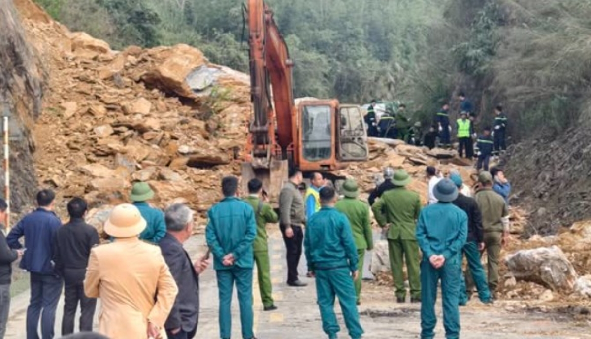 Sạt lở đất đ&aacute; tr&ecirc;n Quốc lộ 6 đoạn Mai Ch&acirc;u: 5 người thương vong, giao th&ocirc;ng t&ecirc; liệt