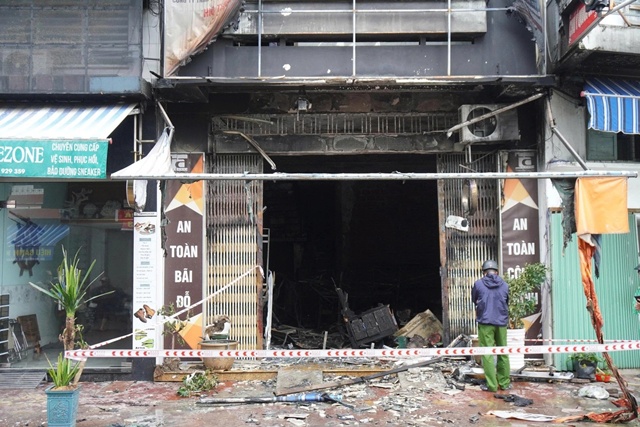 Sau tiếng nổ lớn, ng&ocirc;i nh&agrave; 3 tầng ở Quy Nhơn bốc ch&aacute;y dữ dội, chủ nh&agrave; tho&aacute;t nạn nhờ may mắn