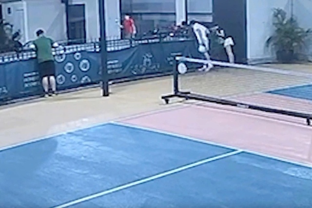 Clip người đ&agrave;n &ocirc;ng 32 tuổi rơi xuống đất tử vong khi chơi pickleball ở s&acirc;n thượng khiến nhiều người b&agrave;ng ho&agrave;ng