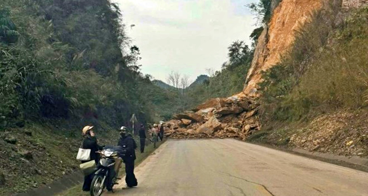 Hiện trường kinh ho&agrave;ng sạt lở Quốc lộ 6 tại Mai Ch&acirc;u Ph&uacute; Thọ: Nghi c&oacute; xe m&aacute;y bị v&ugrave;i lấp, khẩn trương t&igrave;m kiếm!