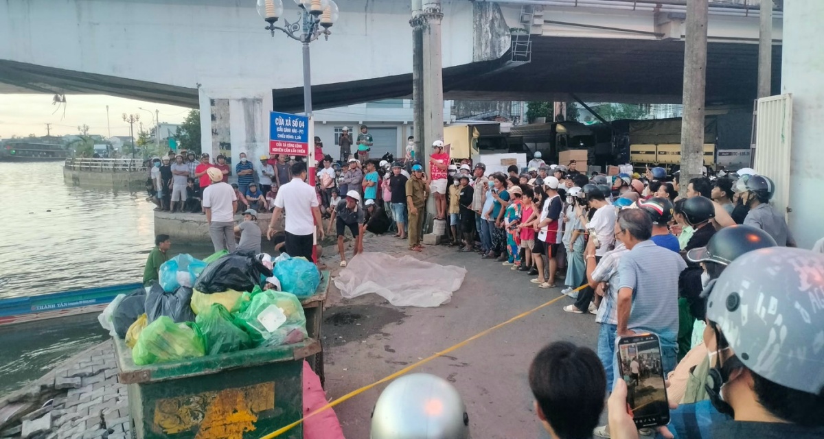 Hiện trường ph&aacute;t hiện thi thể người đ&agrave;n &ocirc;ng tr&ocirc;i tr&ecirc;n s&ocirc;ng ở C&agrave; Mau: X&aacute;c định danh t&iacute;nh?