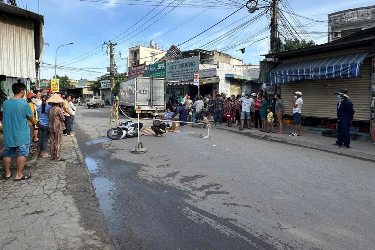 TPHCM: Thắng gấp vì xe ba gác đậu ngược chiều, nạn nhân bị xe tải cán tử vong thương tâm
