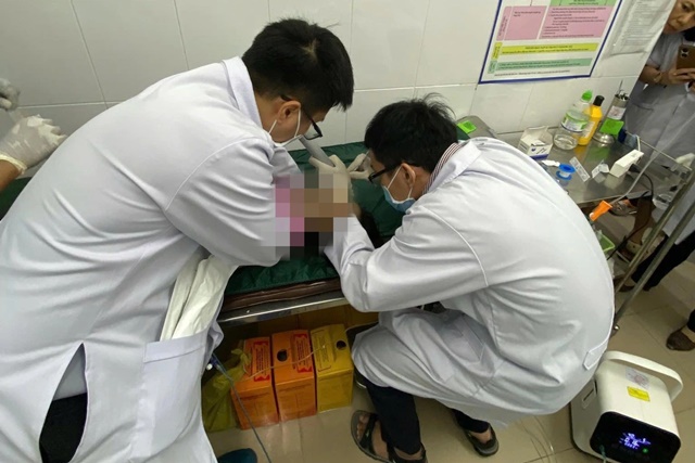 Vụ bé gái 3 tuổi tử vong sau bữa ăn tại nhà trẻ ở TP.HCM: 70 phút giành lại bé từ tử thần nhưng bất thành