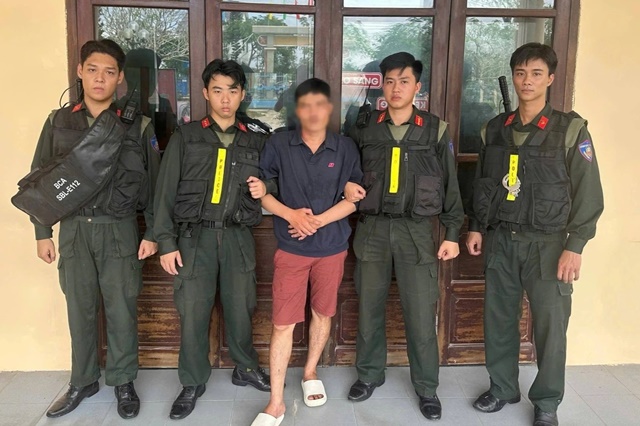 Hiện trường nghẹt thở nam thanh ni&ecirc;n &lsquo;ng&aacute;o đ&aacute;&rsquo; sử dụng hung kh&iacute; cố thủ trong nh&agrave;, chống trả cảnh s&aacute;t