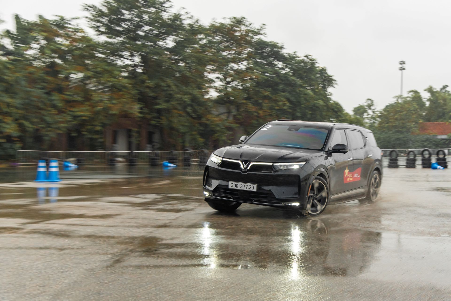 Người d&ugrave;ng H&agrave; Nội &lsquo;cho&aacute;ng&rsquo; với khả năng vận h&agrave;nh v&agrave; tiện nghi của VinFast VF 9 ảnh 2