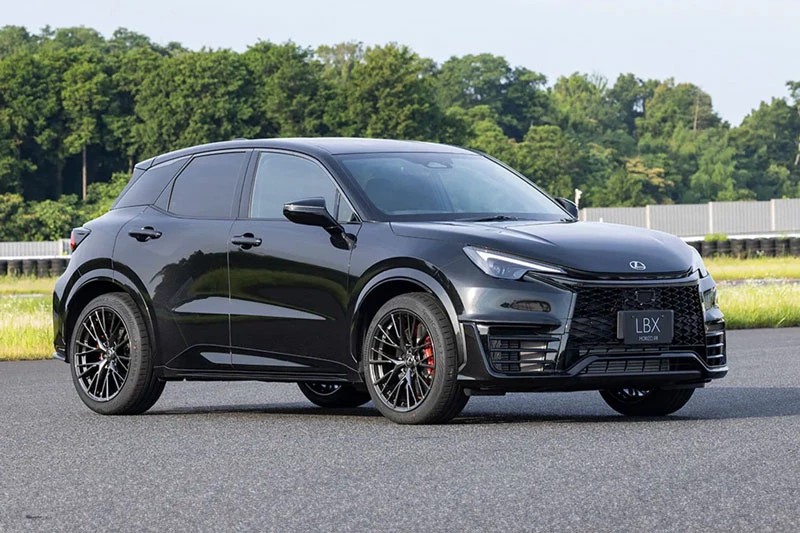 1lexus-trinh-lang-suv-the-thao-co-nho-cong-suat-276-ma-luc-gia-gan-15-ty-dong-1765940138.jpg