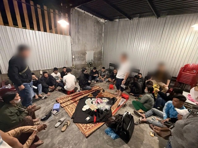 B&oacute;c trần b&iacute; mật chấn động b&ecirc;n trong qu&aacute;n c&agrave; ph&ecirc; ở Huế