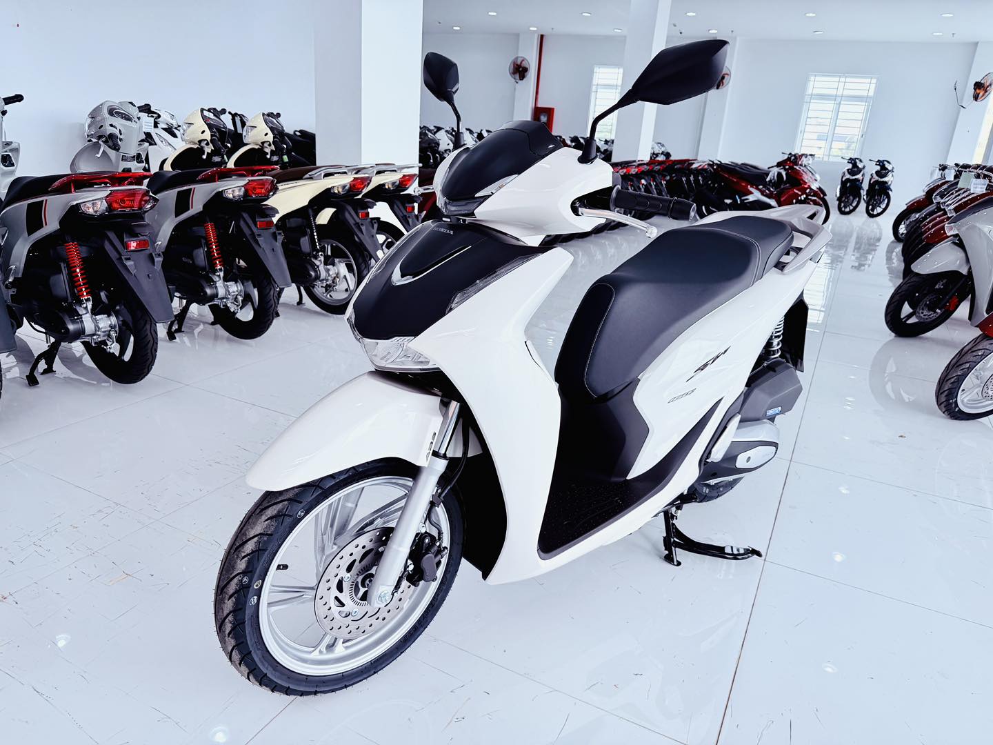 Bảng gi&aacute; xe Honda SH 2026 giữa th&aacute;ng 12/2025 giảm thủng đ&aacute;y: Kh&aacute;ch Việt &ugrave;n &ugrave;n săn đ&oacute;n v&igrave; gi&aacute; qu&aacute; rẻ