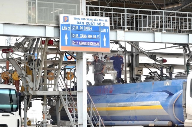 Doanh nghiệp lao đao khi xăng dầu giảm li&ecirc;n tục 5 phi&ecirc;n, l&ocirc; mới nhập chưa b&aacute;n hết đ&atilde; lỗ