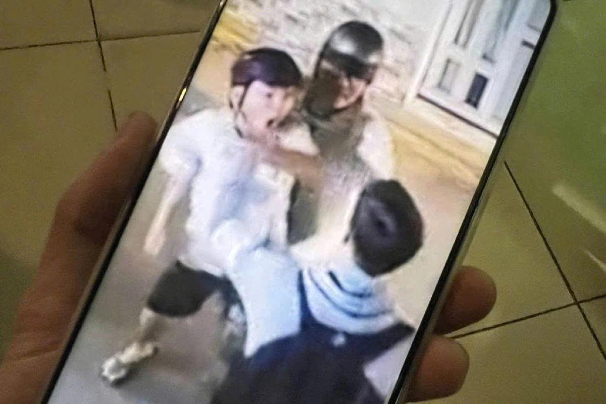 TP.HCM: Hai đối tượng đi xe m&aacute;y đ&aacute;nh gục nam sinh rồi bỏ trốn, c&ocirc;ng an v&agrave;o cuộc x&aacute;c minh