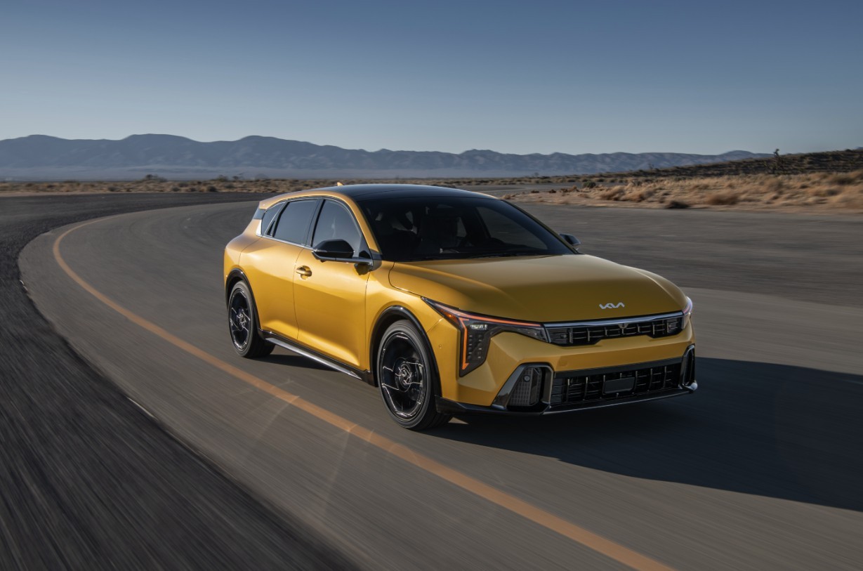 1kia-k4-hatchback-2026-ra-mat-ngoai-hinh-the-thao-may-tang-ap-190-ma-luc-nhieu-cong-nghe-moi-1766132140.jpg