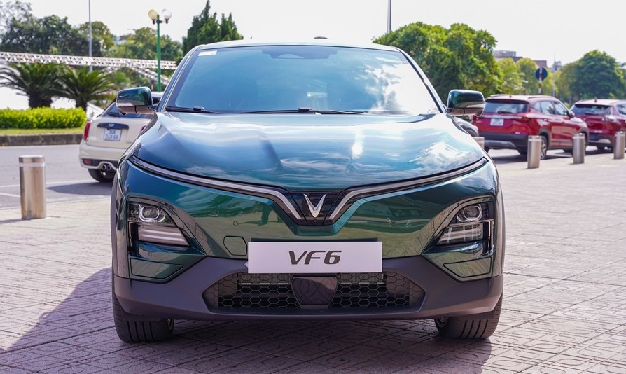 Gi&aacute; lăn b&aacute;nh VinFast VF 6 cập nhật giữa th&aacute;ng 12/2025 ở mức &lsquo;hấp dẫn kh&oacute; tin&rsquo;, c&ograve;n được sạc miễn ph&iacute;