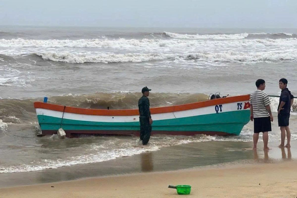 Quảng Trị: Ph&aacute;t hiện t&agrave;u c&aacute; v&ocirc; chủ dạt v&agrave;o bờ biển, c&ocirc;ng an đ&atilde; x&aacute;c định danh t&iacute;nh chủ phương tiện