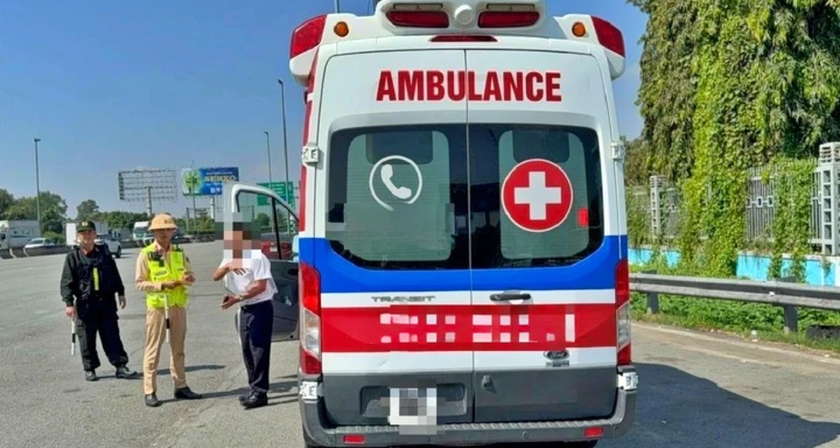 TP.HCM siết quản xe cứu thương tr&ecirc;n cao tốc ph&iacute;a Nam, ph&aacute;t hiện loạt vi phạm, bị xử phạt nghi&ecirc;m khắc 