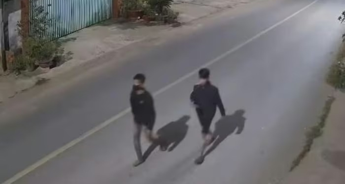 Clip 2 thanh ni&ecirc;n th&aacute;o chạy khỏi chiếc xe lạ, tho&aacute;t bẫy lừa qua Campuchia trong gang tấc