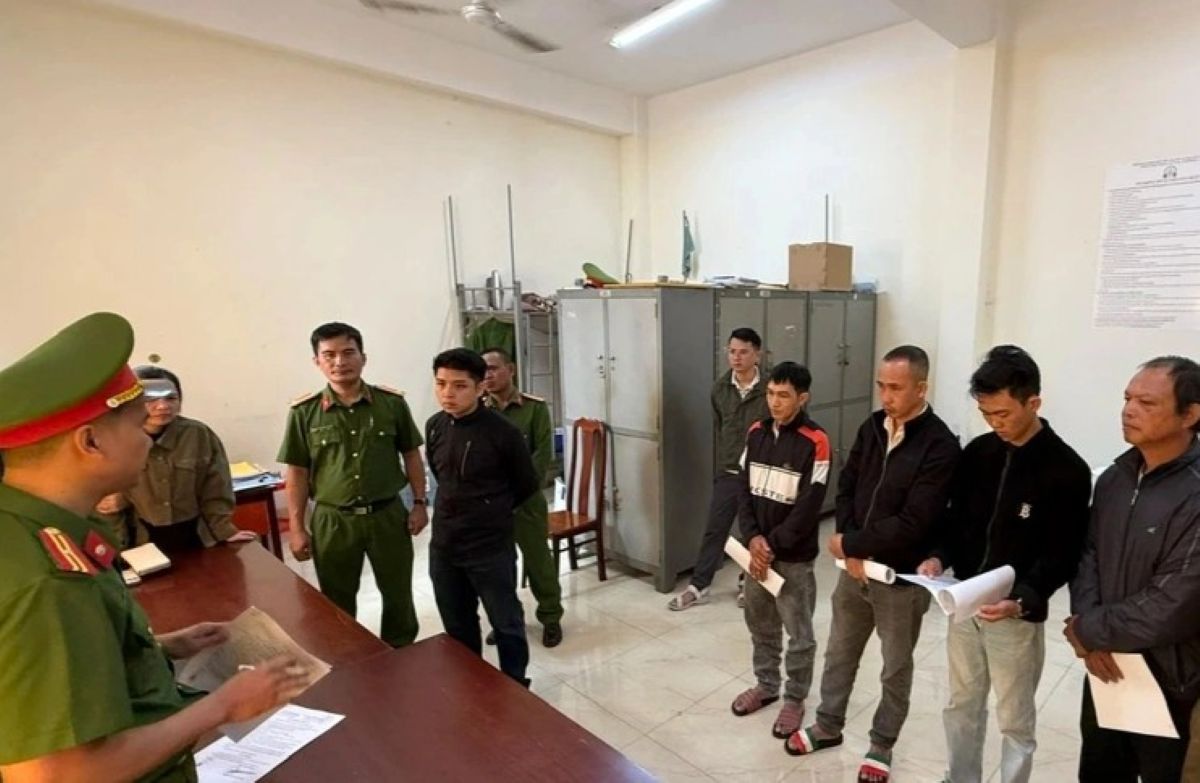 Từ m&acirc;u thuẫn h&agrave;ng x&oacute;m k&eacute;o d&agrave;i đến ẩu đả g&acirc;y n&aacute;o loạn khu d&acirc;n cư, bố mẹ v&agrave; con trai c&ugrave;ng bị khởi tố