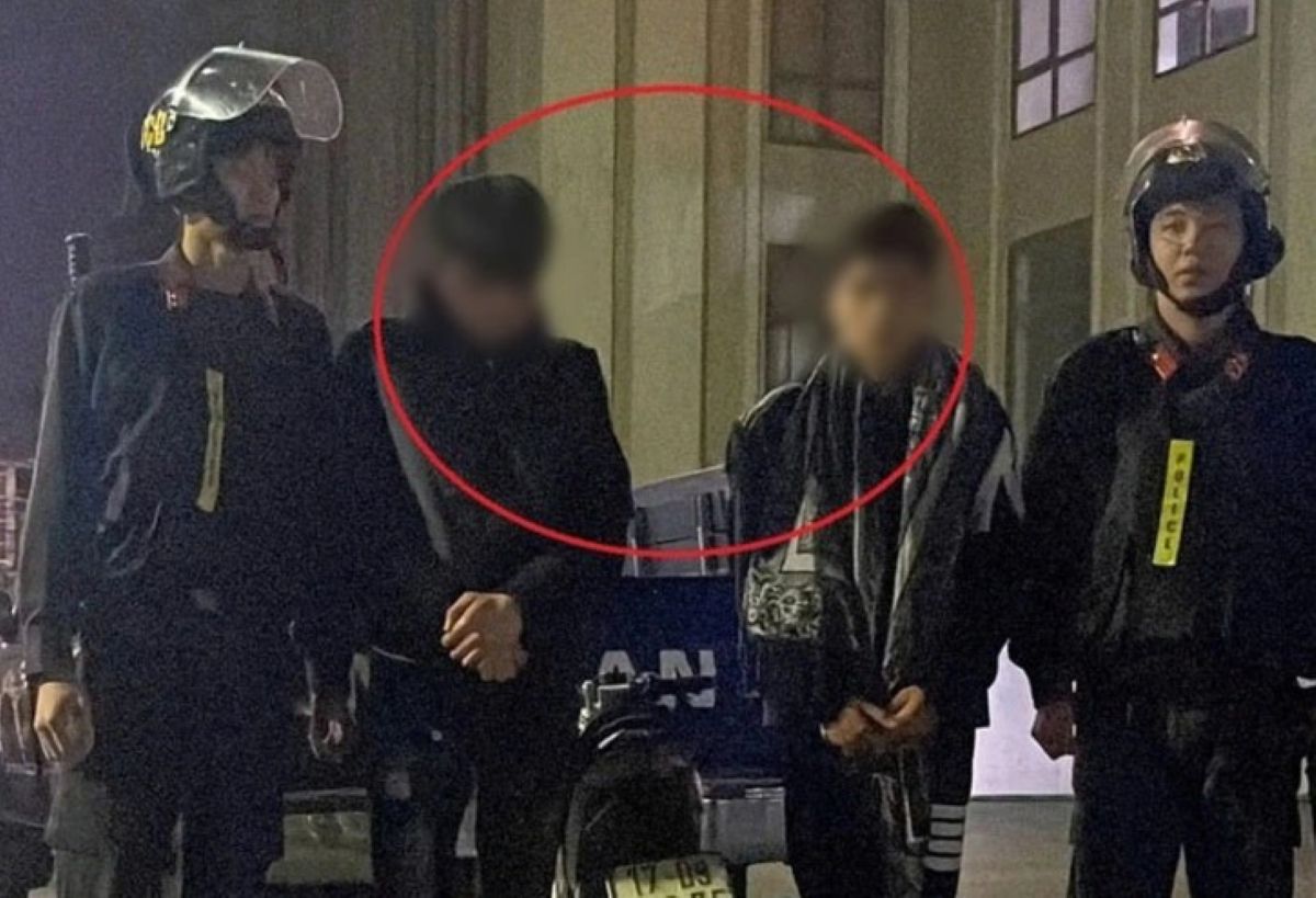 Kh&ocirc;ng chấp h&agrave;nh hiệu lệnh dừng xe, 2 thiếu ni&ecirc;n n&eacute;m vỏ chai, xịt cay chống c&ocirc;ng an trong đ&ecirc;m