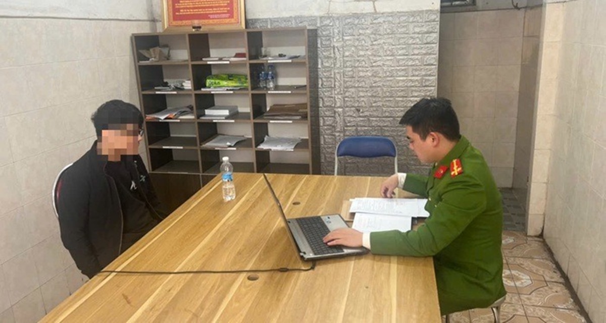 Nam thanh ni&ecirc;n tạt dung dịch tẩy bồn cầu v&agrave;o mặt người y&ecirc;u, lời khai h&eacute; lộ l&yacute; do g&acirc;y phẫn nộ