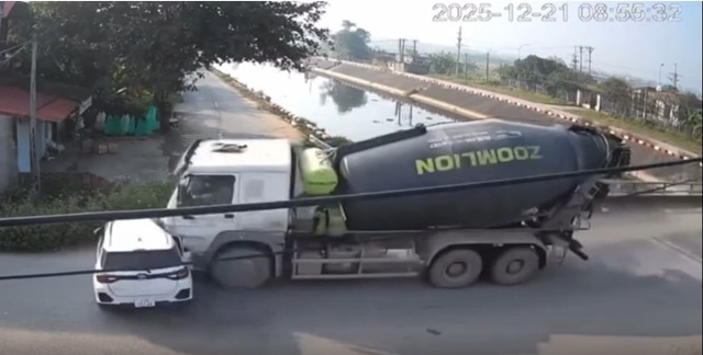 Tai nạn nghi&ecirc;m trọng ở giao lộ ở Bắc Ninh: Xe bồn ủn xe con, cả 2 xe lao xuống mương nước