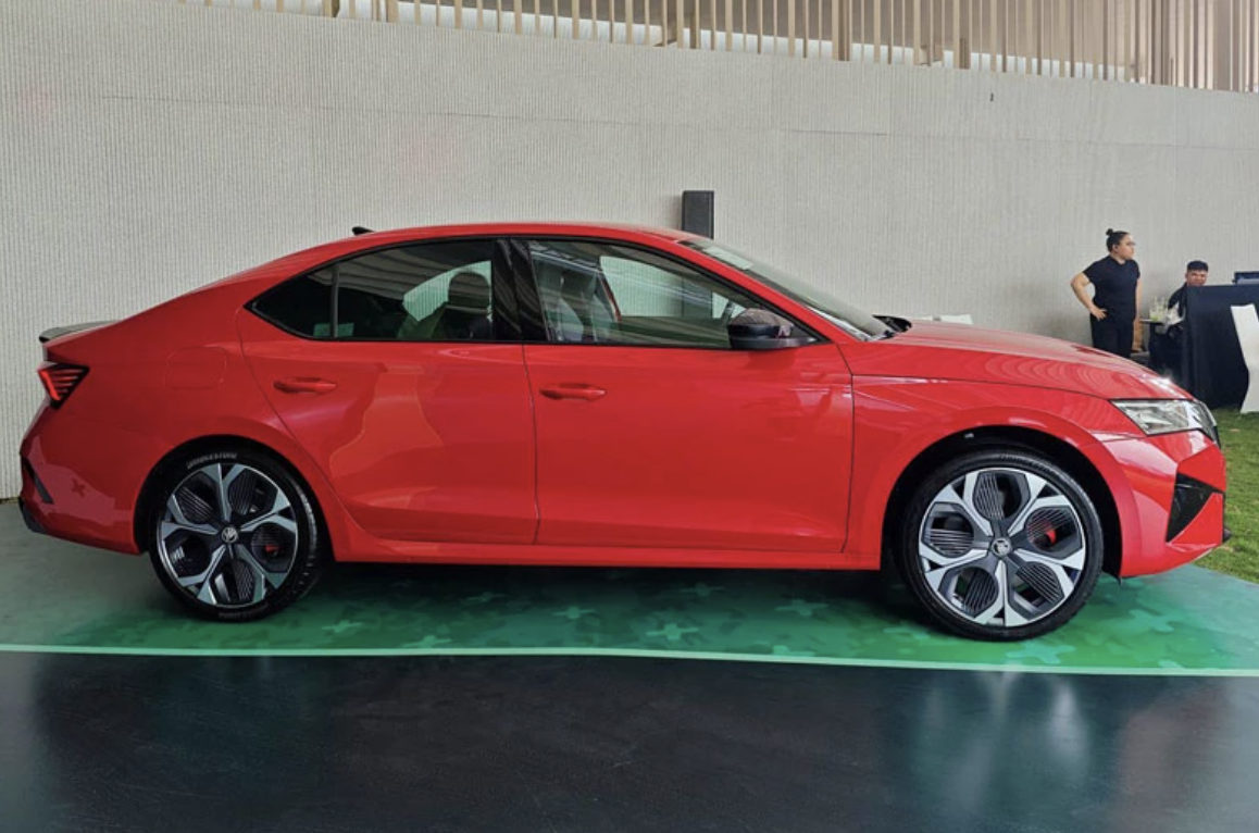 2sieu-sedan-cua-skoda-trinh-lang-viet-nam-manh-265-ma-luc-ngap-cong-nghe-dang-toi-tung-dong-1766377804.png