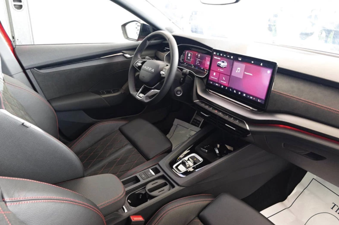 4sieu-sedan-cua-skoda-trinh-lang-viet-nam-manh-265-ma-luc-ngap-cong-nghe-dang-toi-tung-dong-1766377804.png