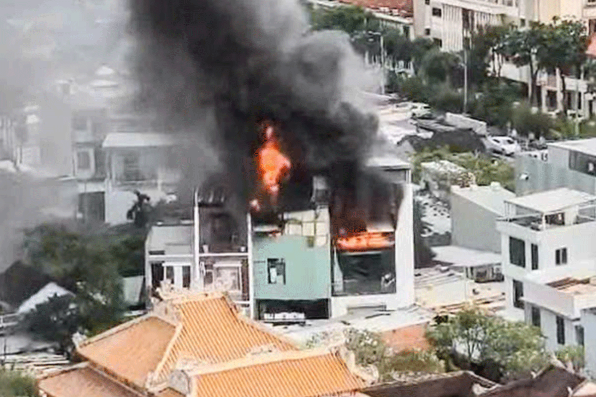 Vụ ch&aacute;y nh&agrave; nghi&ecirc;m trọng ở Đ&agrave; Nẵng: Xe chữa ch&aacute;y phải đậu c&aacute;ch khoảng 100m, hiện trường g&acirc;y &aacute;m ảnh