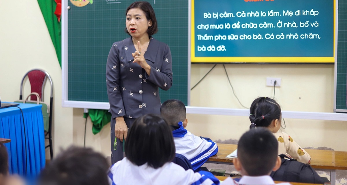 Hai thập kỷ đứng lớp vẫn bị nợ lương, h&agrave;ng trăm gi&aacute;o vi&ecirc;n hợp đồng lao đao v&igrave; thay đổi cơ chế quản l&yacute; tại Nghệ An