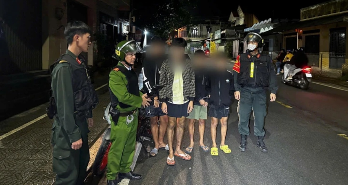 Mang dao kiếm &lsquo;diễu phố&rsquo;, nh&oacute;m tuổi teen ở Huế quay TikTok khoe chiến t&iacute;ch: Lộ chuỗi vi phạm, c&ocirc;ng an v&agrave;o cuộc khẩn