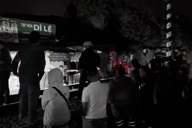 Hiện trường người đ&agrave;n &ocirc;ng bị t&agrave;u hỏa đ&acirc;m tử vong ở Huế, h&eacute; lộ nguy&ecirc;n nh&acirc;n vụ tai nạn