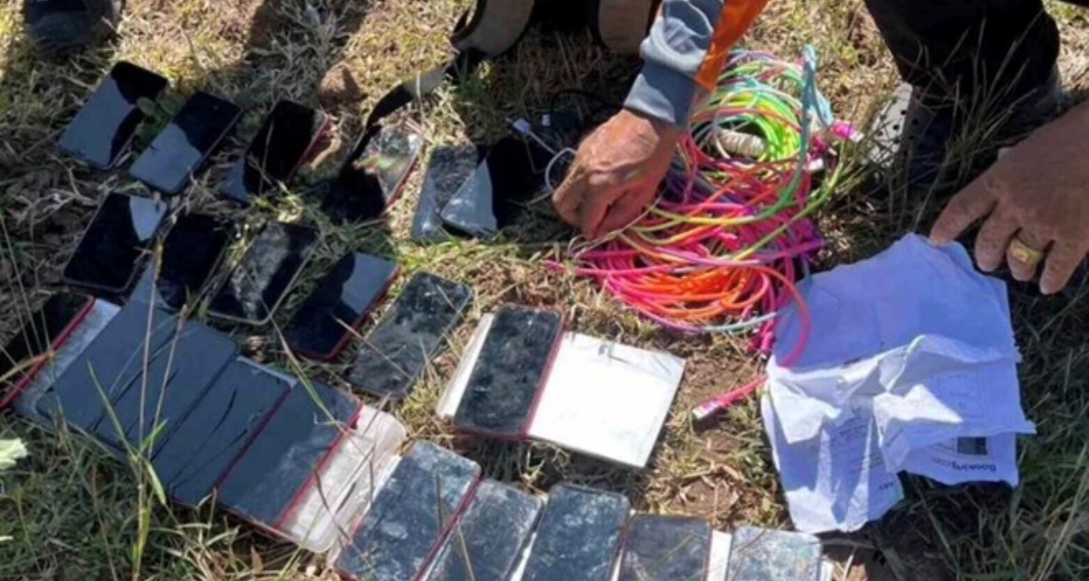 Ph&aacute;t hiện ba l&ocirc; lạ s&aacute;t bi&ecirc;n giới, h&agrave;ng chục iPhone v&agrave; SIM ngoại h&eacute; lộ dấu vết đường d&acirc;y lừa đảo xuy&ecirc;n quốc gia