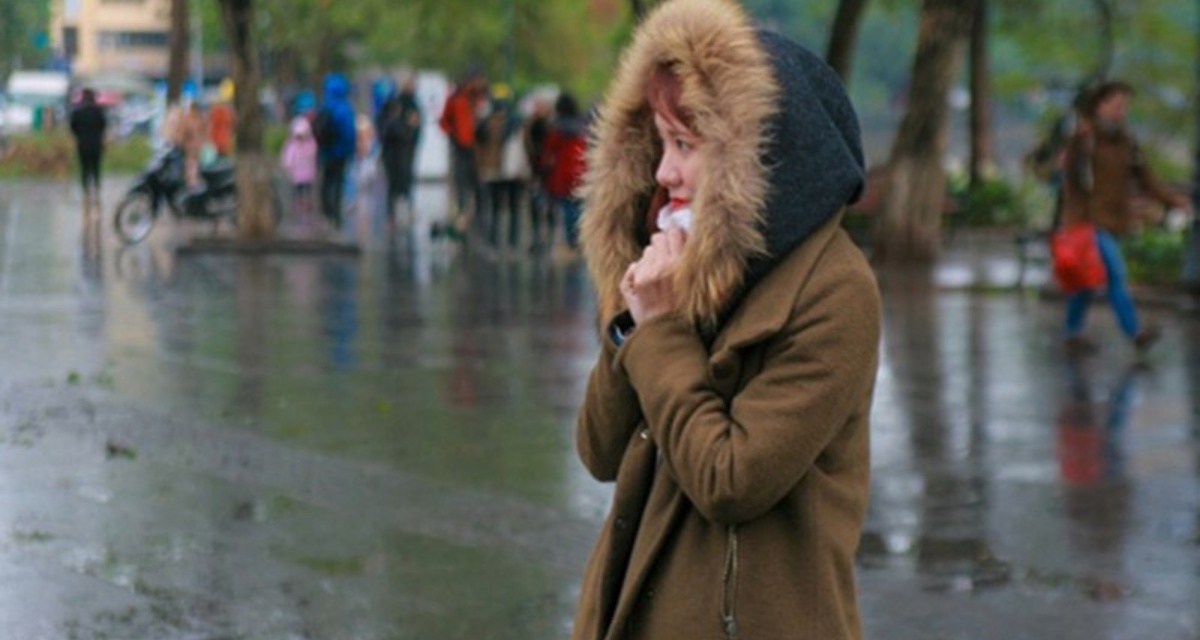 Miền Bắc chuẩn bị đ&oacute;n mưa r&eacute;t, kh&ocirc;ng kh&iacute; lạnh tr&agrave;n về khiến thời tiết H&agrave; Nội v&agrave; nhiều nơi giảm nhiệt r&otilde; rệt