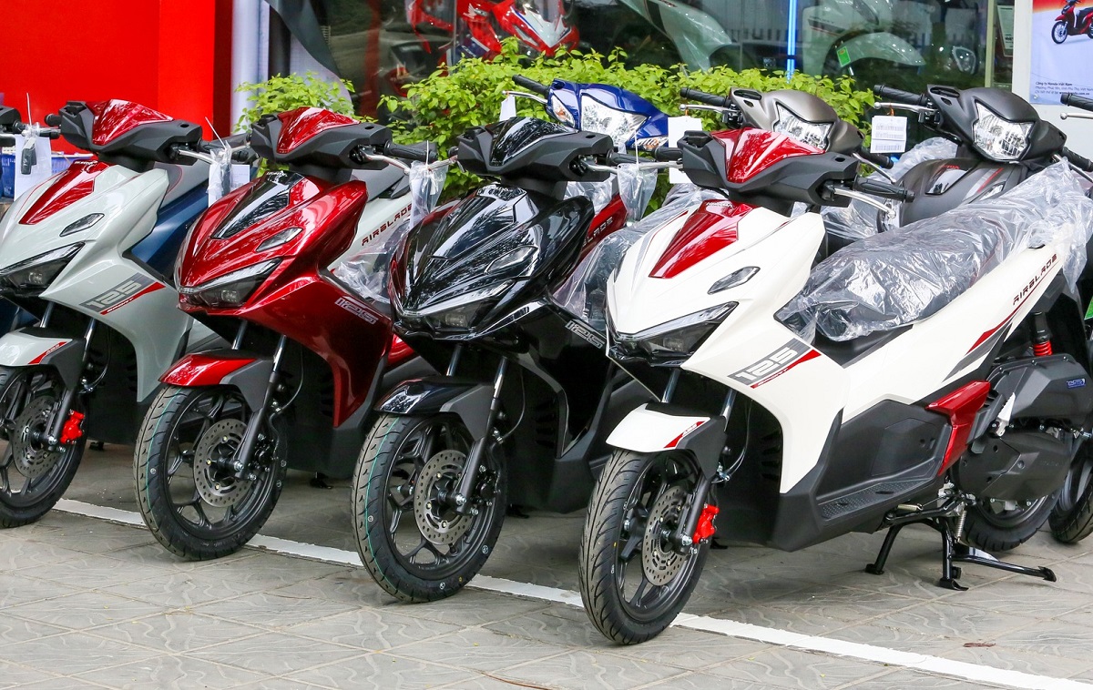 Bảng gi&aacute; xe Honda Air Blade 2026 cuối th&aacute;ng 12/2025 si&ecirc;u rẻ: Đại l&yacute; chơi lớn quyết hạ đo v&aacute;n xe điện