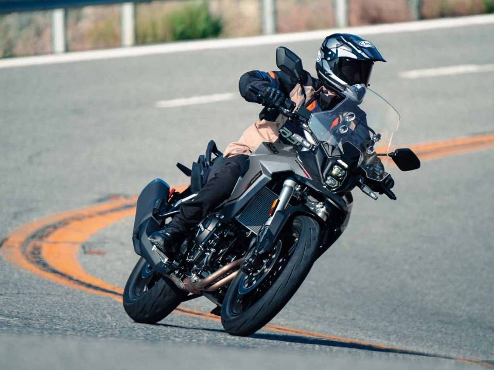 Suzuki ch&iacute;nh thức ra mắt &lsquo;si&ecirc;u chiến binh&rsquo; mới đẳng cấp hơn Yamaha Exciter v&agrave; Honda Winner R, gi&aacute; rẻ ảnh 2