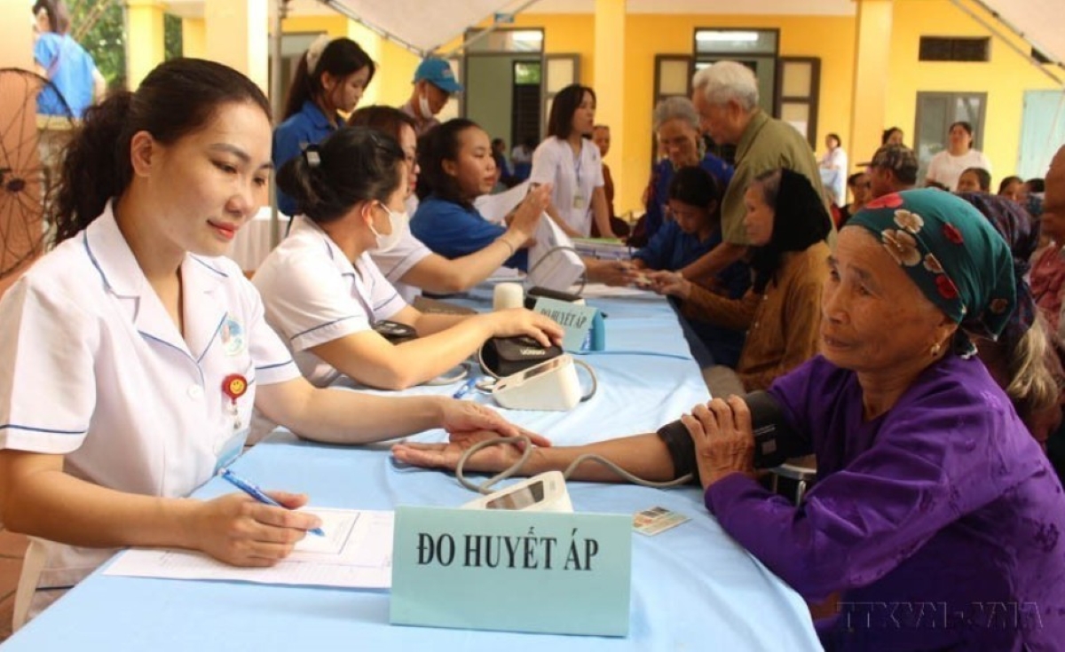 Từ 2026, người từ 75 tuổi đủ 1 trong 2 điều kiện sau được BHYT chi trả 100% ph&iacute; kh&aacute;m chữa bệnh