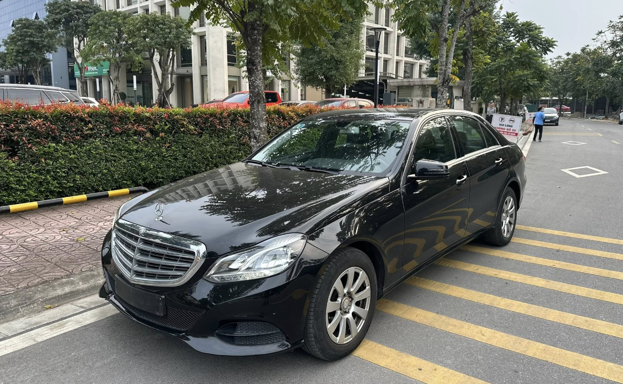 1mercedes-benz-e-200-doc-ban-so-san-rao-ban-565-trieu-dong-hang-hiem-tai-viet-nam-ken-nguoi-choi-1766561587.png