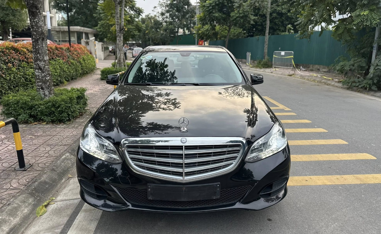 2mercedes-benz-e-200-doc-ban-so-san-rao-ban-565-trieu-dong-hang-hiem-tai-viet-nam-ken-nguoi-choi-1766561586.png