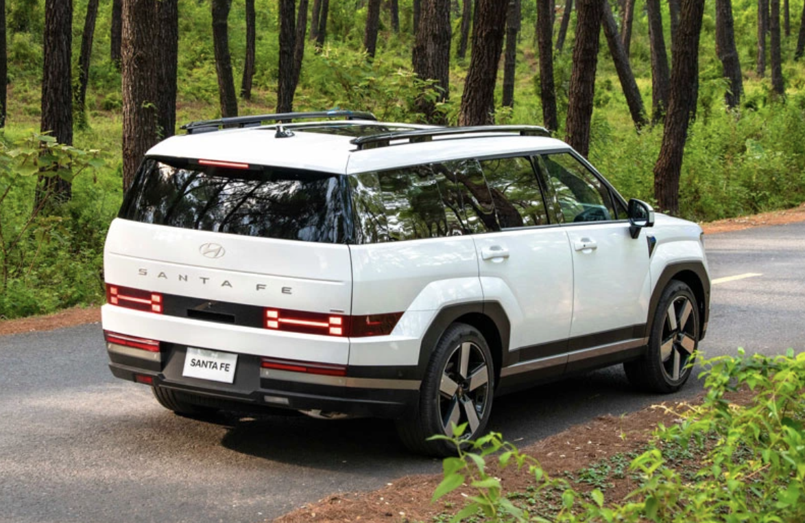 4hyundai-santa-fe-hybrid-vua-cap-ben-da-uu-dai-sau-gia-thuc-te-ha-manh-dai-ly-som-xa-hang-kich-cau-1766563134.png